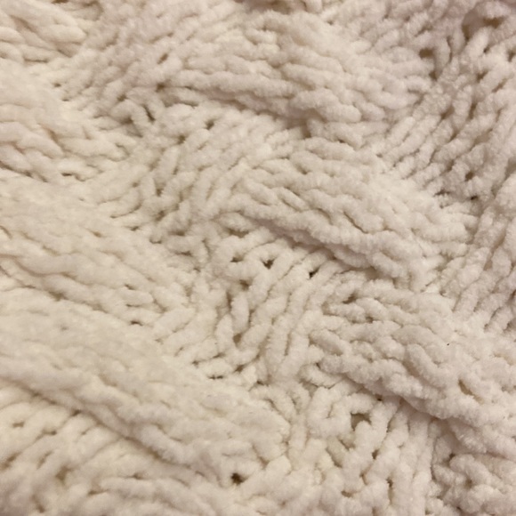 This is a white knitted sweater size extra small in kids - Picture 3 of 3